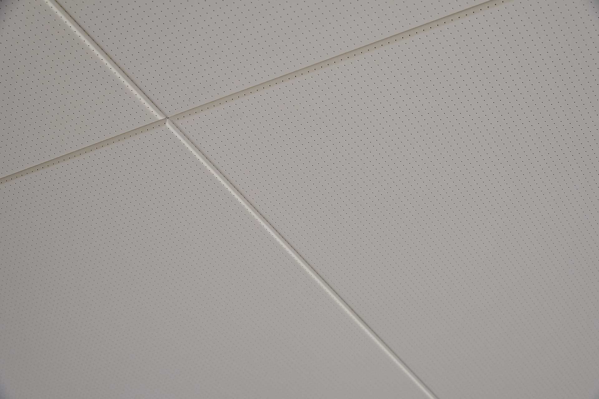 Plafonds suspendus démontables dalles métalliques dalles ossature cachée